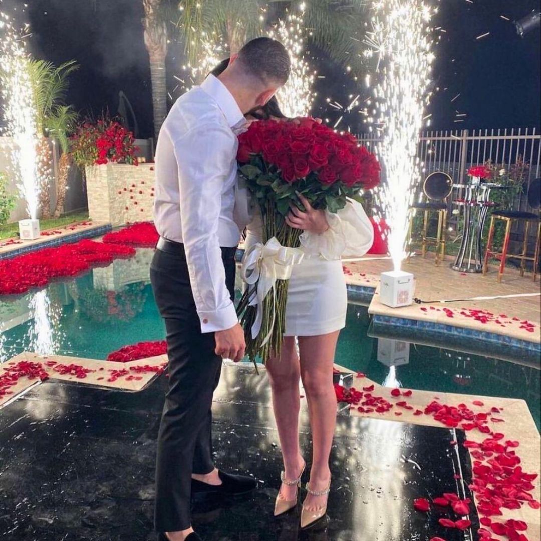 Forma de pedir matrimonio con montaje romántico de velas y flores
