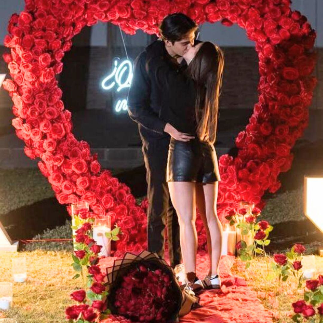 Forma original de pedir matrimonio con letrero Marry Me iluminado