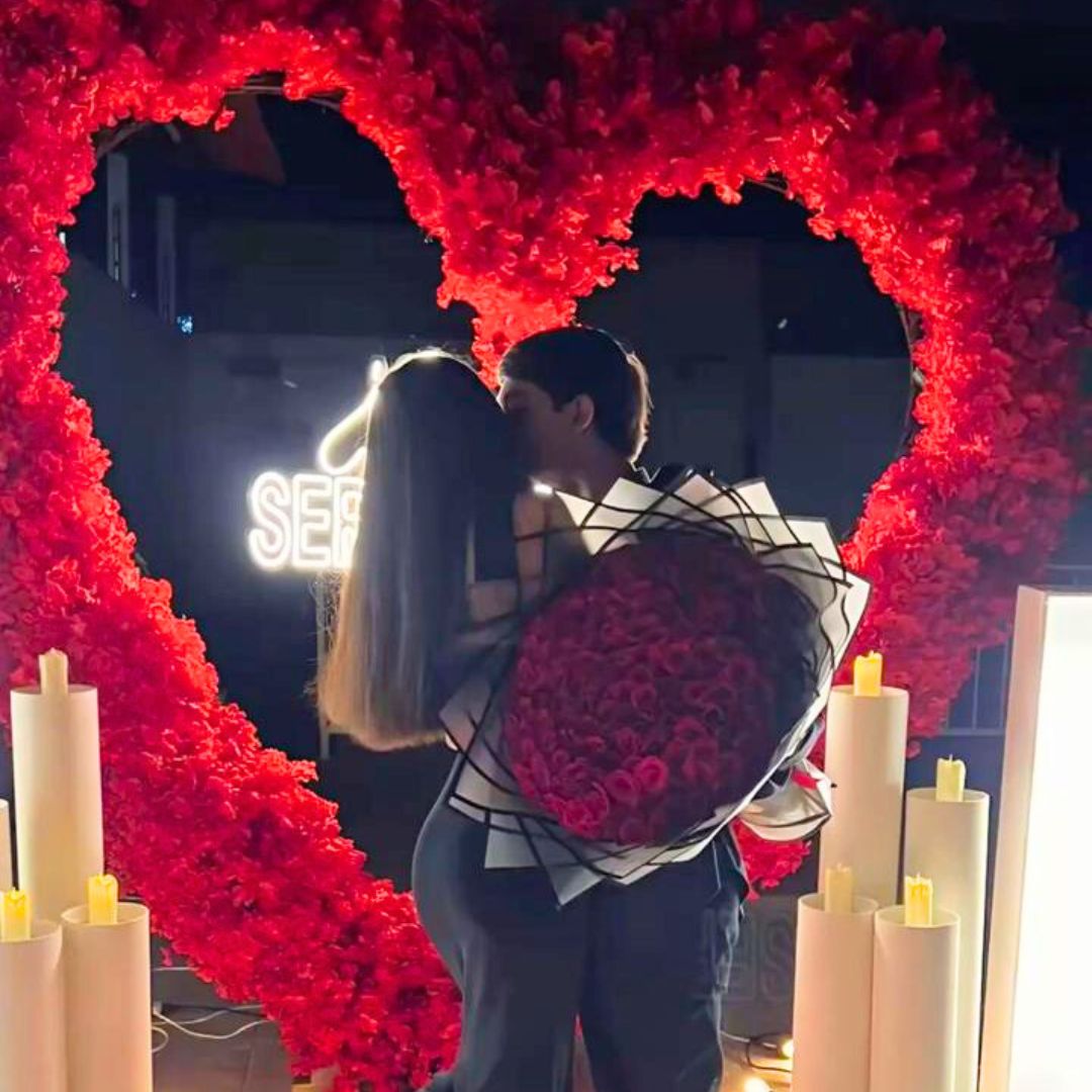 Propuesta de matrimonio original con decoración de globos y neón en CDMX