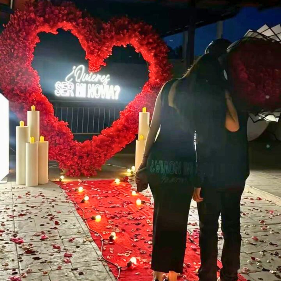Decoración para pedida de mano con letras luminosas y velas en Ciudad de México
