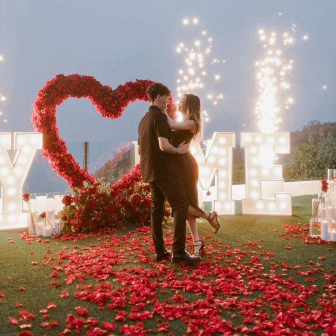 Ideas para pedir ser novios con decoración romántica de globos y luces